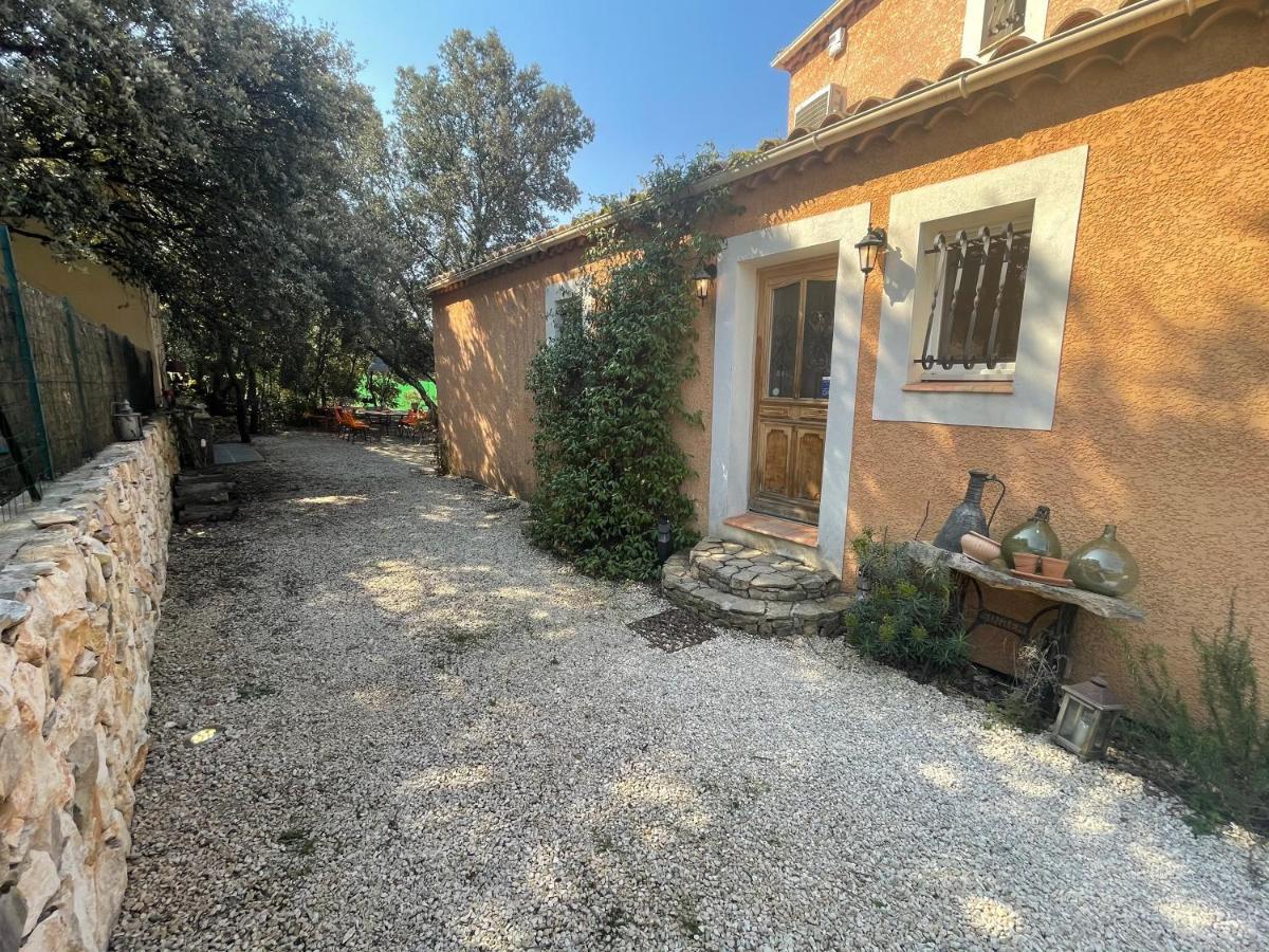 Le Calme De La Garrigue Bed & Breakfast Russan Exterior photo