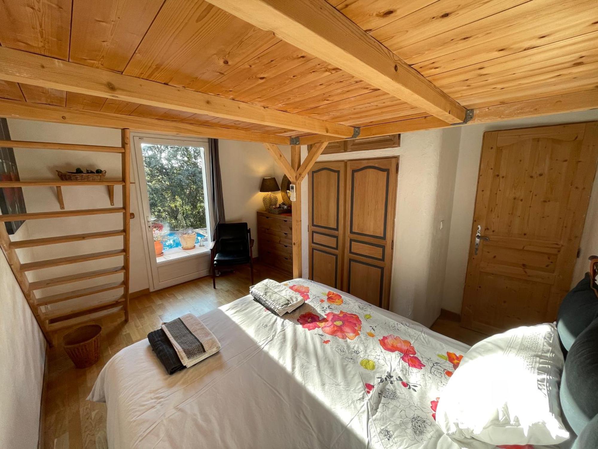 Le Calme De La Garrigue Bed & Breakfast Russan Exterior photo