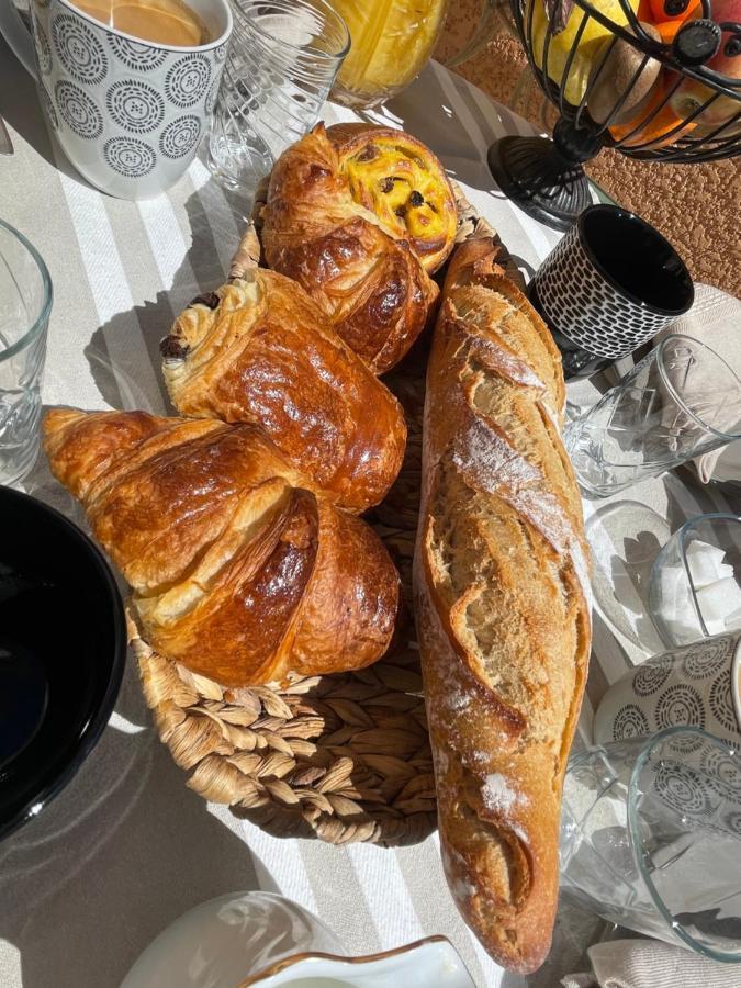 Le Calme De La Garrigue Bed & Breakfast Russan Exterior photo