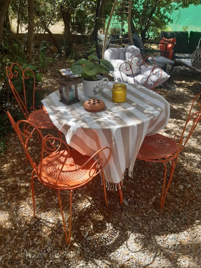Le Calme De La Garrigue Bed & Breakfast Russan Exterior photo