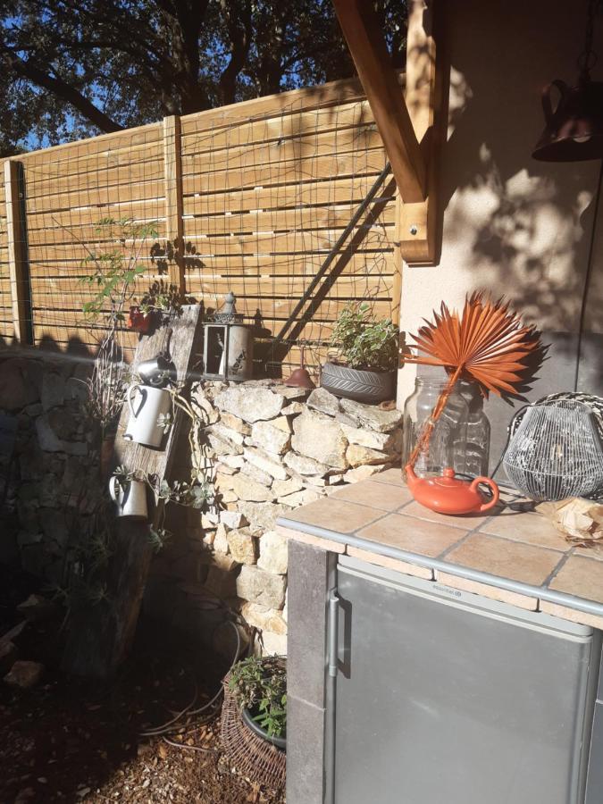 Le Calme De La Garrigue Bed & Breakfast Russan Exterior photo