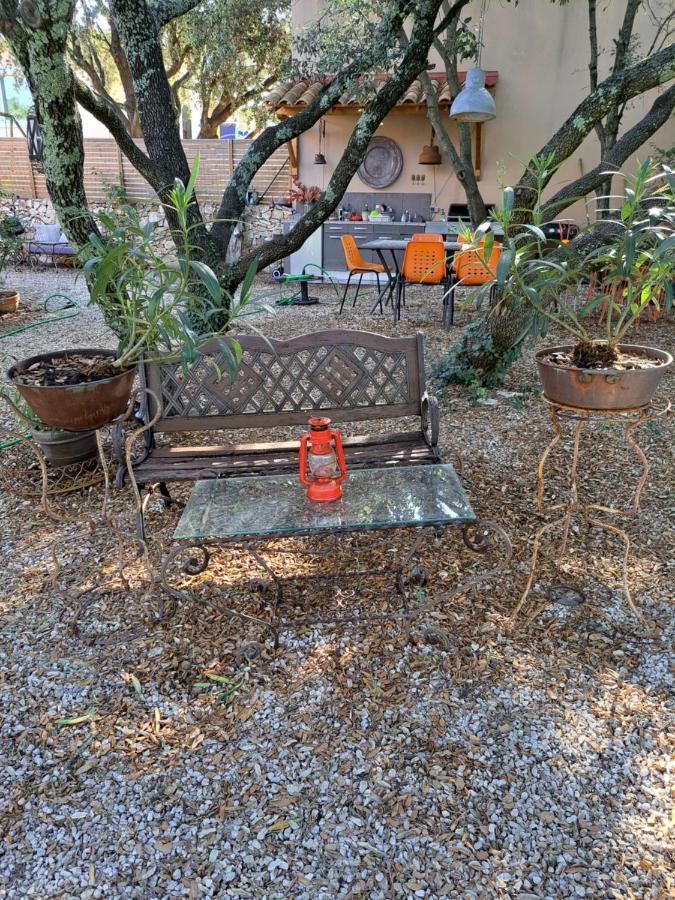 Le Calme De La Garrigue Bed & Breakfast Russan Exterior photo