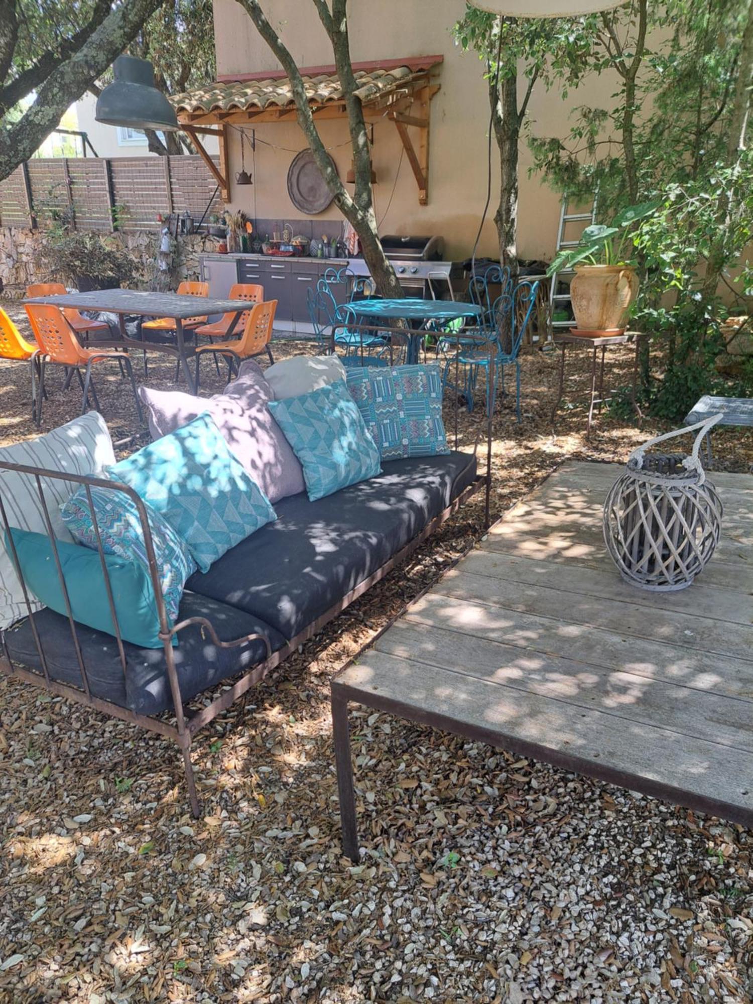 Le Calme De La Garrigue Bed & Breakfast Russan Exterior photo