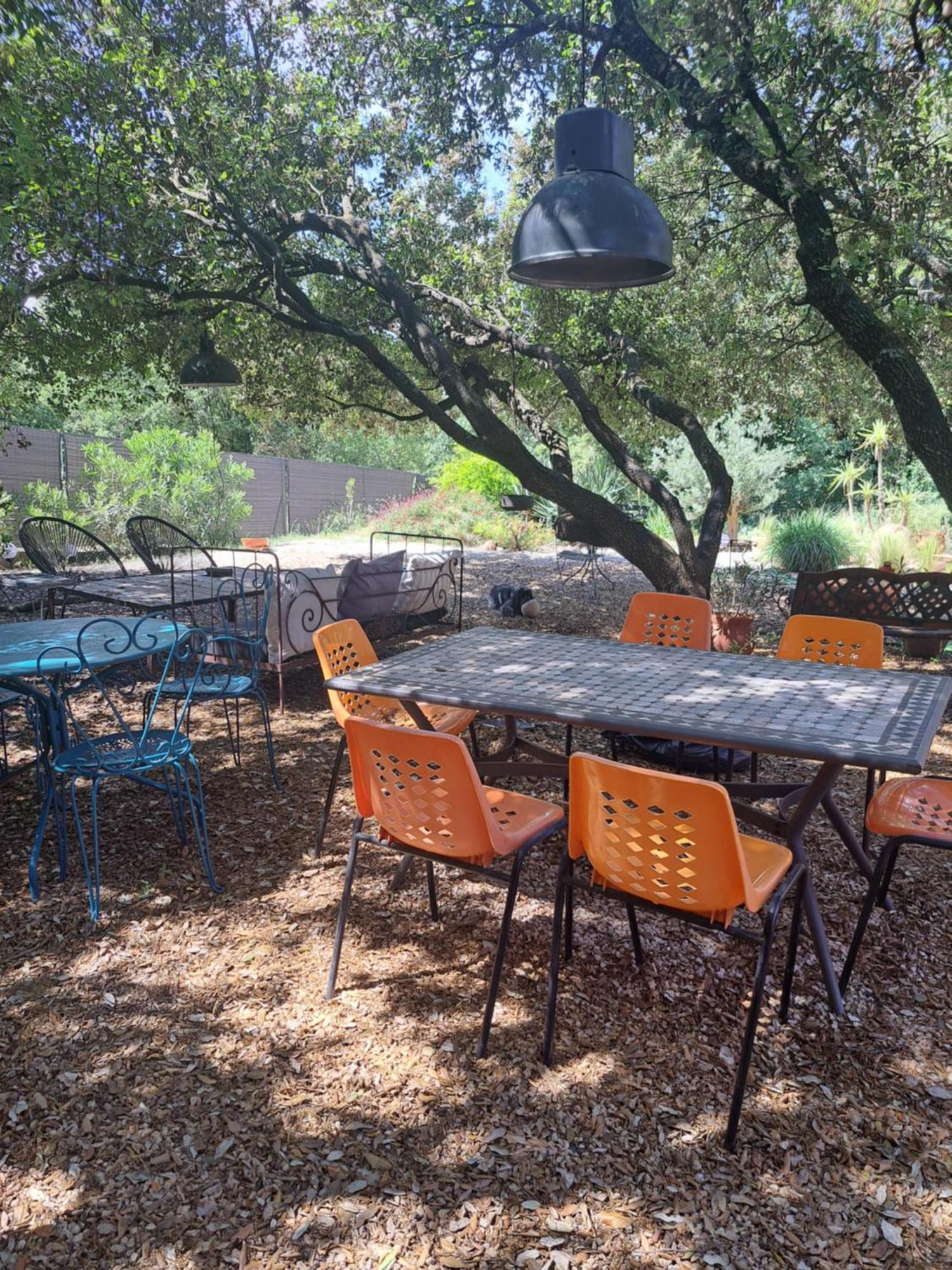 Le Calme De La Garrigue Bed & Breakfast Russan Exterior photo