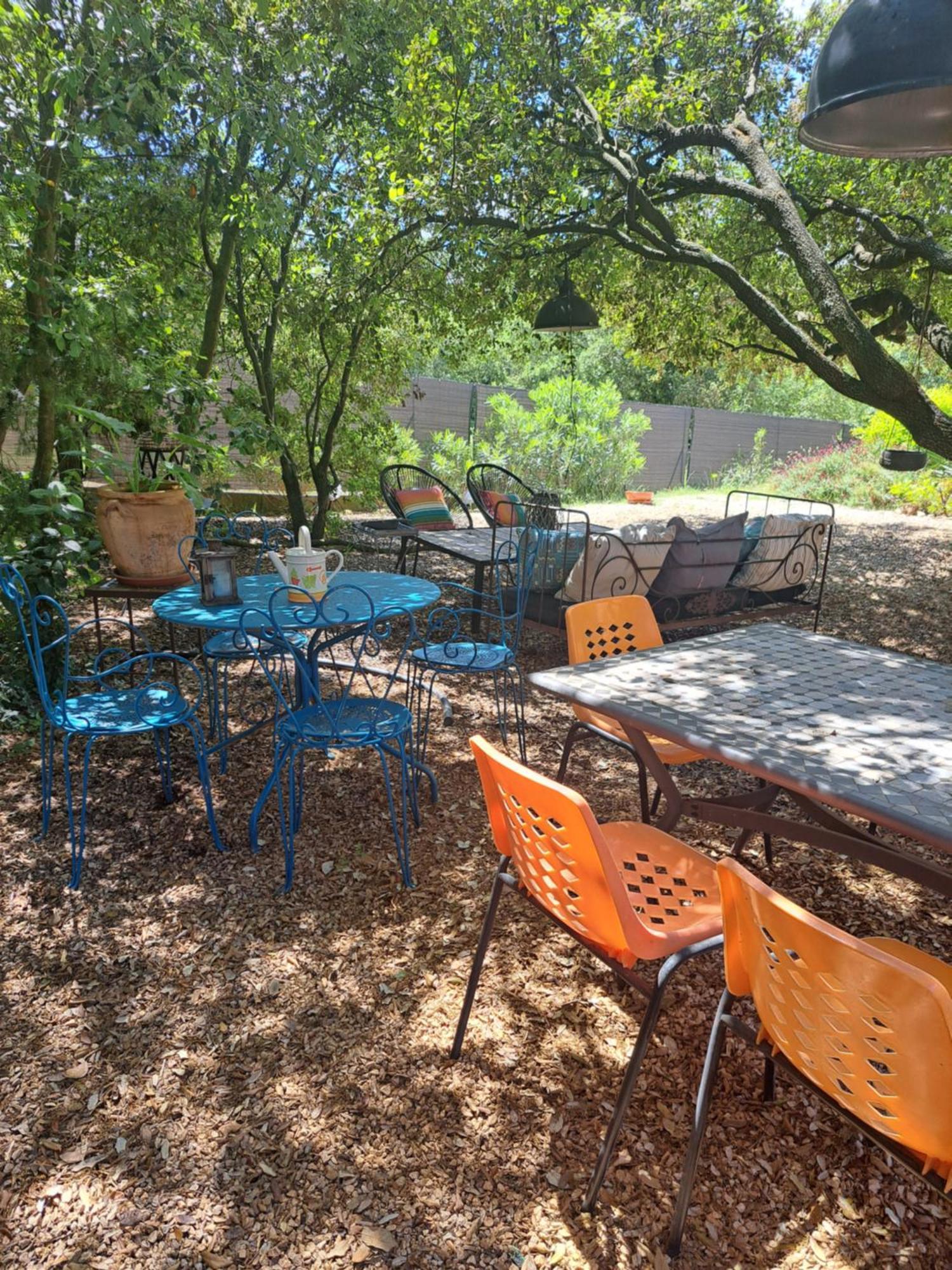 Le Calme De La Garrigue Bed & Breakfast Russan Exterior photo